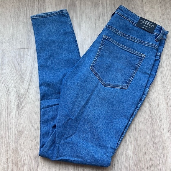 H&M Divided Jeans Size 10 NWT - Picture 1 of 4